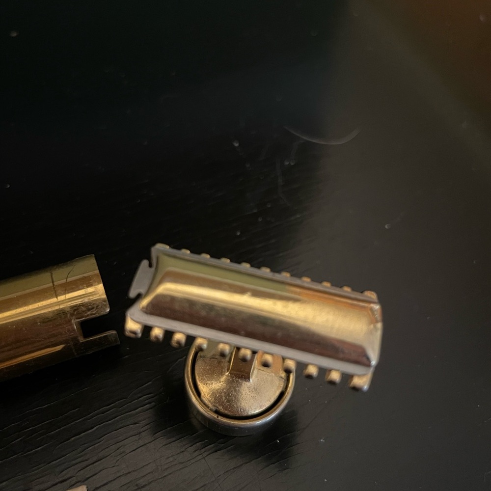 Daisy Gold and Silver Ladies Razor - Picture 4 of 6